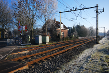 900045 Gezicht op de Oosterspoorweg te Utrecht, vanaf de spoorwegovergang in de Gansstraat / Koningsweg, met links de ...